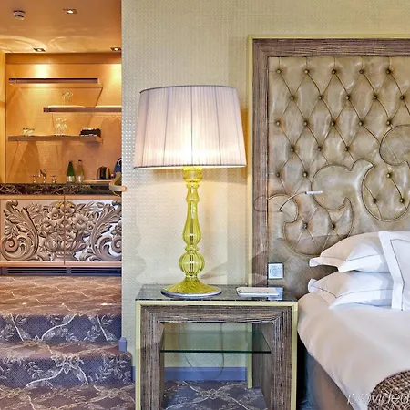 Carlton - The Leading Of The World